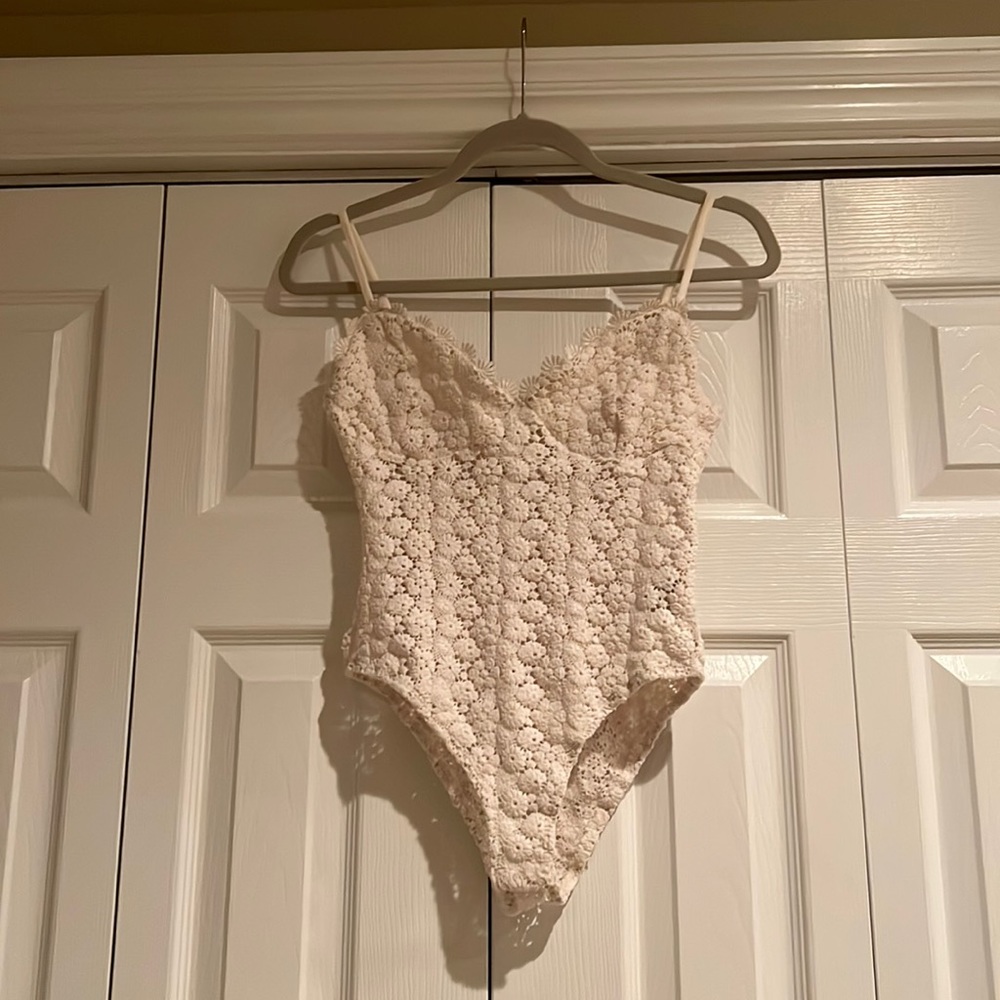 H&M Elegant White Lace Bodysuit / M